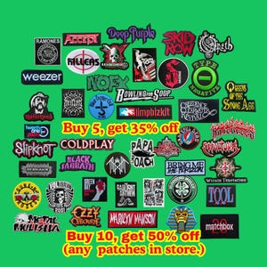 Könnte beinhalten: Eine Sammlung von aufgestickten Aufnähern mit Bandlogos und -namen, darunter Ramones, Weezer und Slipknot, auf grünem Hintergrund. Die Aufnäher variieren in Form und Farbe, mit Text wie "Buy 5, get 35% off" und "Buy 10, get 50% off".