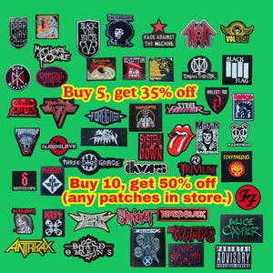 Könnte beinhalten: Eine Sammlung von rechteckigen, runden und geformten bestickten Stoffaufnähern mit verschiedenen Bandlogos und Grafikdesigns in Schwarz, Weiß, Rot und Gelb. Der Text lautet Buy 5, get 35% off und Buy 10, get 50% off (any patches in store.)
