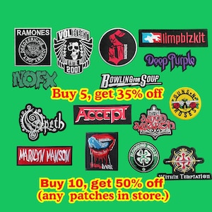 Könnte beinhalten: Eine Sammlung bestickter Musikband-Aufnäher mit Logos von Ramones, Volbeat, Shinedown, Limp Bizkit, Deep Purple, NOFX, Bowling for Soup, Opeth, Accept, Amon Amarth, Guns N' Roses, Marilyn Manson, Falling in Reverse, Flogging Molly und Within Temptation.