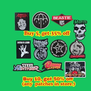 Puede incluir: Una colección de parches bordados con logotipos y gráficos de bandas, incluyendo Anthrax, Beastie Boys y Misfits. Los parches son de varios colores y formas, con texto que dice "Buy 5, get 35% off" y "Buy 10, get 50% off (any patches in store.)".