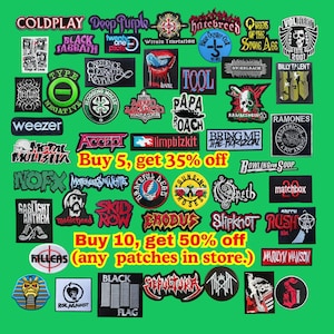 Può includere: Una collezione di varie toppe ricamate di gruppi musicali con loghi e disegni grafici per gruppi come Coldplay, Metallica e Rammstein. Le toppe sono disposte su uno sfondo verde a tinta unita con testo in giallo.