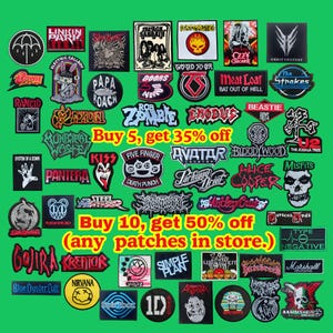 Può includere: Una collezione di varie toppe ricamate di gruppi musicali su sfondo verde. Il testo include Buy 5, get 35% off e Buy 10, get 50% off (any patches in store.). Le toppe presentano loghi e grafiche di gruppi come Linkin Park e Nirvana.
