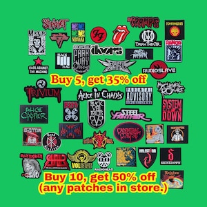 Puede incluir: Una colección de parches bordados con logotipos y nombres de bandas, incluyendo Misfits, Nirvana y The Doors. Los parches son de varios colores y formas, con texto que dice "Buy 5, get 35% off" y "Buy 10, get 50% off".