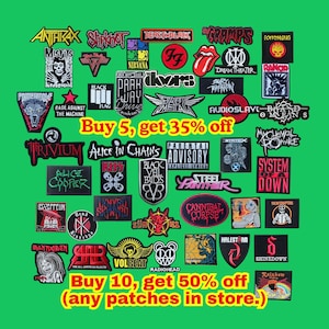 Könnte beinhalten: Eine Sammlung bunter Aufnäher mit Bandlogos und Text auf grünem Hintergrund. Zu den Bands gehören Anthrax, Nirvana, The Misfits und mehr. Der Text enthält "Buy 5, get 35% off" und "Buy 10, get 50% off".
