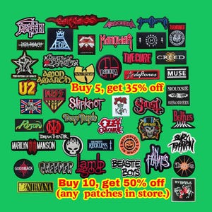 Può includere: Una collezione di toppe ricamate di gruppi musicali con vari loghi e testi tra cui Death, Papa Roach, Manowar, Pantera, Slipknot, Korn, Guns N' Roses e Nirvana. L'immagine include un testo giallo che recita Buy 5, get 35% off e Buy 10, get 50% off.
