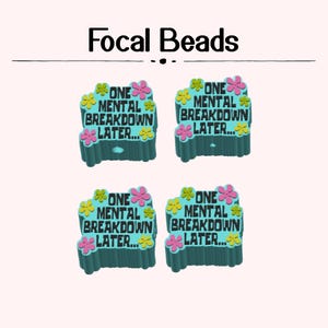 以下が含まれることがあります： 「ONE MENTAL BREAKDOWN LATER...」の文字が黒、黄色、ピンクで書かれた、4つのターコイズ色のフォーカルビーズ。言葉は黄色とピンクの花のアクセントで囲まれています。「Focal Beads」の文字が上部にあります。