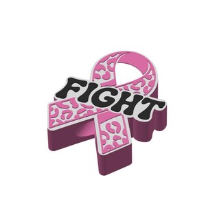 Może przedstawiać: R&oacute;żowa wstążka z napisem "FIGHT" w czarnych literach. Wstążka ma wz&oacute;r w panterkę w kolorze białym i r&oacute;żowym. Krawędzie wstążki są obrysowane na czarno.