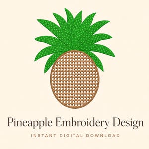 Op de afbeelding: Een digitaal borduurontwerp van een ananas met een bruin lichaam met ruitpatroon en levendige groene, puntige bladeren. De tekst onder de afbeelding luidt Pineapple Embroidery Design en INSTANT DIGITAL DOWNLOAD in donkerbruine letters.