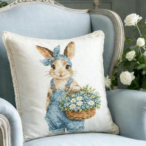 Patrón de punto de cruz moderno de conejo en jeans azules con cesta floral, descarga instantánea en PDF, archivo digital, bordado.