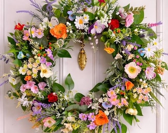 Handgemaakte krans met wilde bloemenweide Luchtige lente zomer voordeur decor rustieke boerderij bloemen deur begroeiing