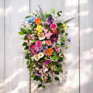 Gran guirnalda floral arcoíris de otoño, primavera y verano, corona de flores silvestres de granja con forma de lágrima, decoración rústica colorida de otoño.