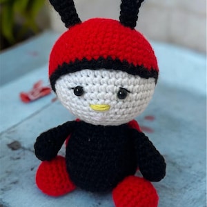 Amigurumi Marienkäfer Puppe – Handgemachtes Häkel-Plüschtier – Rotes und Schwarzes Kuscheltier – Weiches Käfer Plüschtier – Insekten Spielzeug Geschenk für Kinder