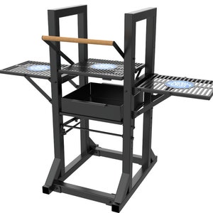 Puede incluir: Soporte de parrilla de metal negro con dos estantes plegables y un mango de madera. Los estantes tienen un logotipo azul y blanco que dice "Fuel Your Dreams".