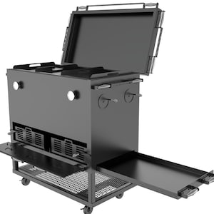 Puede incluir: Una gran parrilla negra para exteriores con tapa con bisagras y múltiples superficies de cocción. Incluye estantes laterales, una rejilla de almacenamiento inferior y una base con ruedas para facilitar el movimiento. La parrilla tiene múltiples manijas y perillas de control.