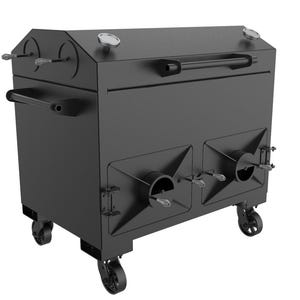 Puede incluir: Ahumador de metal negro con dos puertas y ruedas. El ahumador tiene un asa en la parte superior y dos termómetros en el lateral.