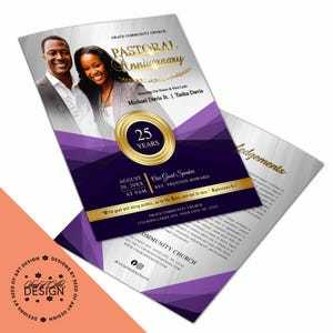 Puede incluir: Un folleto para el Aniversario Pastoral de la Iglesia Grace Community, con una foto de una pareja sonriente. El diseño incluye formas geométricas moradas, detalles dorados y el texto "25 YEARS". El folleto también incluye detalles del evento.