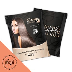 Könnte beinhalten: Zwei schwarze Verpackungsbeutel für Haarverlängerungen. Ein Beutel zeigt eine Frau mit langen, dunklen Haaren und den Text "Beauty Luxe Bundles Co." und "Luxury Hair Inside". Der andere Beutel hat die Worte "Thank You" in einer stilisierten Schrift.