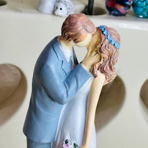 Beeldje paar: hars, liefdesbeeldje kussende bruid en bruidegom beeldjes voor bruiloftsdecor