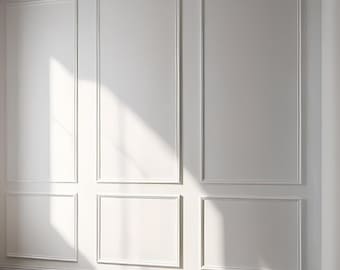 以下が含まれることがあります： 白い部屋で、木製の床と白い壁には装飾的なモールディングが施されています。壁は、盛り上がった縁取りのあるパネルに分割されています。