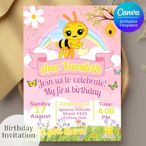 Può includere: Invito di compleanno rosa con un'ape dei cartoni animati, un arcobaleno e il testo "Ana Yamileth, Unisciti a noi per festeggiare! Il mio primo compleanno." Include data, ora e luogo. Modelli di invito Canva.