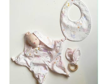 Luxe handgemaakte babycadeauset – stoffen pop, babydeken, slabbetjes, knuffelkonijn en bijtring – aandenkendoos voor baby's