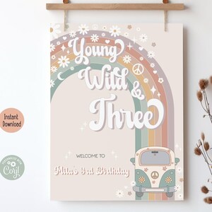 Letrero de bienvenida de cumpleaños editable y moderno, póster de bienvenida retro de Young Wild y Three, decoración de fiesta de tercer cumpleaños imprimible con arcoíris hippie de los años 70
