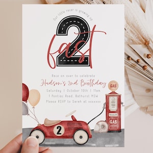 Op de afbeelding: Een printbare verjaardagsuitnodiging met een rode raceauto en een benzinepomp. De uitnodiging luidt "Onze kleine racer groeit snel op" en "Hudsons 2e verjaardag".