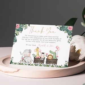 Tarjeta de agradecimiento editable para baby shower de safari para niña, plana y doblada, plantilla imprimible con nota de animal de la jungla con flores rosas y doradas para baby shower
