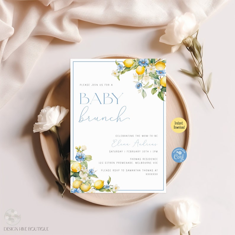 Może przedstawiać: Zaproszenie na baby shower w kolorze niebieskim i białym z akwarelową ilustracją cytryn i kwiat&oacute;w. Zaproszenie brzmi: "Proszę dołączyć do nas na baby brunch celebrujący przyszłą mamę Elinę Anduas Sobota, 30 lutego, 13:00 Rezydencja Thomasa 123 Citron Promenade Melbourne VIC Proszę o RSVP do Samanthy Thomas pod numerem XXXXXX"
