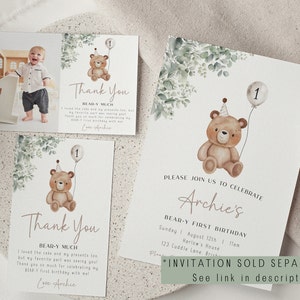 Peut inclure: Un ensemble de cartes imprimables repr&eacute;sentant un adorable ours en dessin anim&eacute; avec un chapeau de f&ecirc;te et un ballon. Les cartes sont pour une f&ecirc;te de premier anniversaire et comprennent une carte de remerciement et une invitation. Le texte sur l'invitation se lit comme suit : "Veuillez vous joindre &agrave; nous pour c&eacute;l&eacute;brer le premier anniversaire d'Archie, "Bear-y First Birthday"".