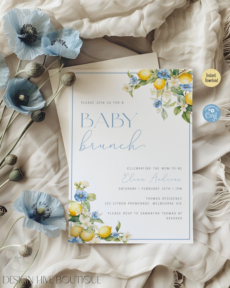 Może przedstawiać: Zaproszenie na baby shower z niebiesko-białym wzorem kwiatowym. Zaproszenie brzmi: "Proszę dołączyć do nas na baby brunch z okazji przyjęcia Eleny Andreas, przyszłej mamy, w sobotę, 10 lutego, o godzinie 13:00, w Thomas Residence, 123 Citron Promenade, Melbourne VIC. Prosimy o potwierdzenie obecności u Samanthy Thomas pod numerem XXXXXX."