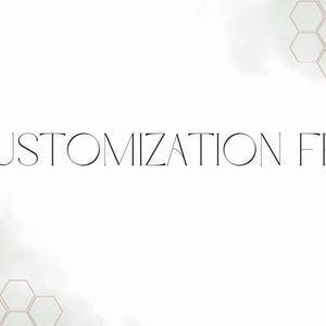 Könnte beinhalten: Weißer Hintergrund mit dem Text "CUSTOMIZATION FEE" in schwarzer Schrift. Der Hintergrund hat einen hellgrünen Aquarelleffekt mit goldenen sechseckigen Formen in den Ecken.