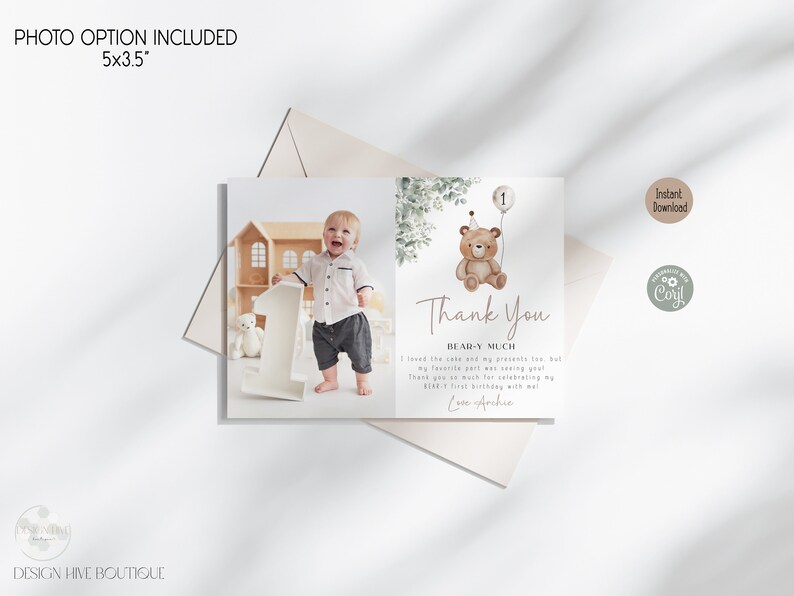 Peut inclure: Une carte de remerciement avec une illustration aquarelle d'un ours en peluche tenant un ballon. La carte comporte le texte "Thank You Bear-y Much" et une photo d'un b&eacute;b&eacute; gar&ccedil;on tenant un grand num&eacute;ro un. La carte mesure 5x3,5 pouces.
