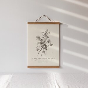 Puede incluir: Una ilustraci&oacute;n bot&aacute;nica en blanco y negro de una flor con el texto "Mi gracia te basta, porque mi poder se perfecciona en la debilidad. 2 Corintios 12:9" impreso debajo.