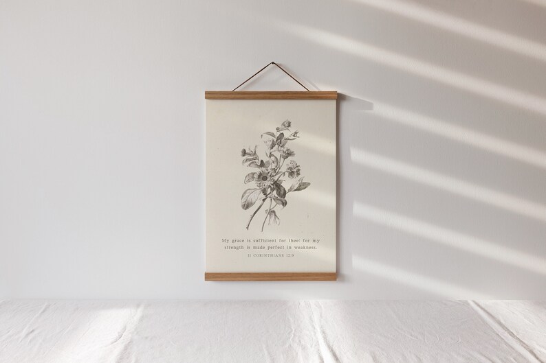 Puede incluir: Una ilustraci&oacute;n bot&aacute;nica en blanco y negro de una flor con el texto "Mi gracia te basta, porque mi poder se perfecciona en la debilidad. 2 Corintios 12:9" impreso debajo.
