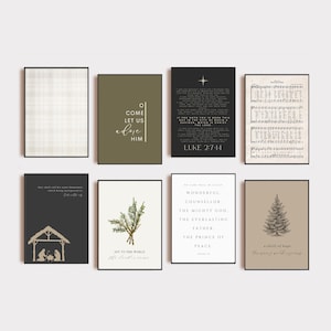 Pode incluir: Conjunto de oito impressões de arte de parede de Natal imprimíveis que apresentam uma variedade de designs, incluindo um padrão xadrez, um fundo verde com o texto "Vinde, adoremo-lo", um fundo preto com uma estrela e o texto "Lucas 2: 7-14", um design de partitura musical vintage, um fundo preto com uma cena de presépio, um fundo verde com um ramo de vegetação e o texto "Alegria para o mundo", um fundo bege com o texto "Conselheiro maravilhoso, O Deus poderoso, O Pai eterno, O Príncipe da paz", e um fundo bege com um pinheiro e o texto "Um arrepio de esperança, o mundo poderia expressar".