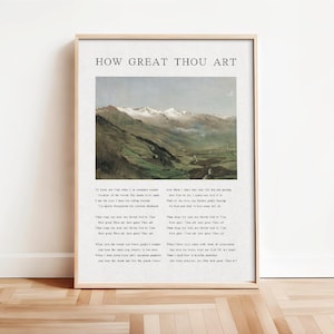 Könnte beinhalten: Gerahmter Kunstdruck mit einer Landschaftsmalerei von Bergen und einem Tal. Das Kunstwerk befindet sich in einem hellen Holzrahmen und enthält den Text "HOW GREAT THOU ART" oben, mit Text unter dem Bild. Der Druck wird auf einem Holzboden präsentiert.