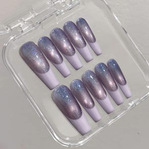 Unhas de pressão estilo olho de gato francês roxo estrelado feitas à mão, unhas brilhantes roxas Aurora, unhas de olho de gato com pedras preciosas roxas, unhas longas tipo caixão
