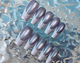 Unhas postiças artesanais com efeito olho de gato francês roxo estrelado, unhas aurora roxas brilhantes, unhas olho de gato com pedras preciosas roxas, unhas longas em formato de caixão.