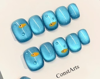 Uñas postizas de estilo ojo de gato, hechas a mano, con diseño de burbujas de peces y fantasía de océano azul, uñas Aurora, uñas bonitas, uñas de ojo de gato, uñas cortas.