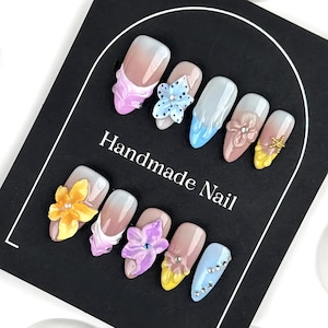 Handgemaakte geschilderde bloemenbloei Franse bloem Druk op de nagels Zomernagels Lentenagels Bloemnagels Amandelnagels