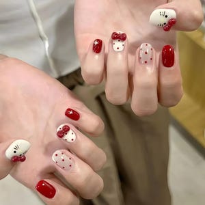 Unghie finte a forma di fiocco con pois, fatte a mano, unghie carine, unghie con occhi di gatto, unghie anime, unghie kawaii, unghie corte