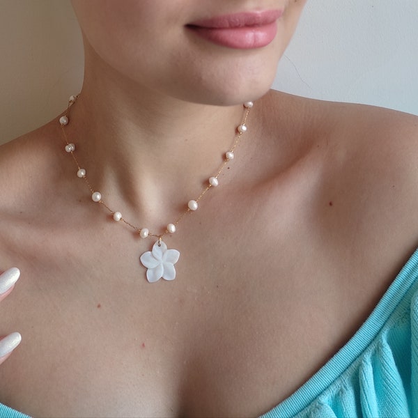 Collier fleur de tiaré en perles d'eau douce et