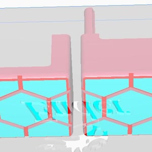 Puede incluir: Dos objetos rosas de forma geométrica con un diseño de panal de abeja azul claro y contornos rojos. Un objeto tiene un asa y el otro tiene dos protuberancias verticales. Los objetos están sobre un fondo blanco.