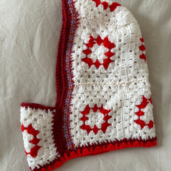 Cagoule Balaclava en crochet upcyclée tricotée à la main et fait à partir d'anciens plaids - modèle court blanc