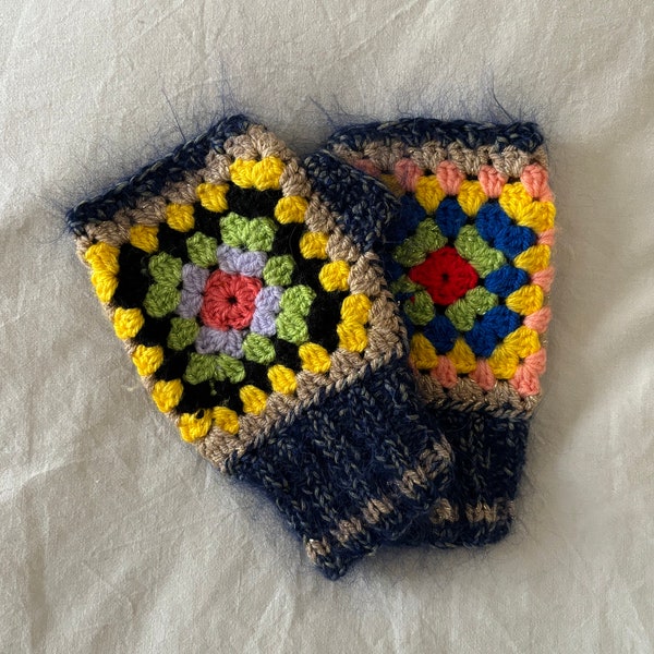 Mitaines en crochet upcyclée tricotée à la main et fait à partir d'anciens plaids - modèle bleu foncé