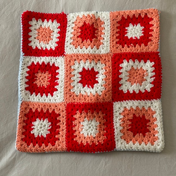 Housse de coussin en crochet upcyclée tricotée à la main et fait à partir d'anciens plaids - modèle rouge et blanc
