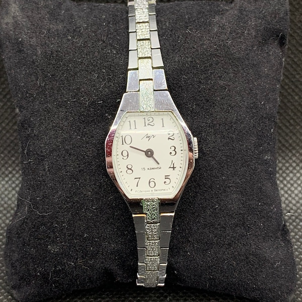 Vintage Women's Wrist Watch Luch 15 Jewels. Made in Belarus. Beautiful Watch.