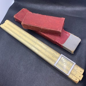 Regolo calcolatore logaritmico vintage dell'URSS. Regolo calcolatore dell'URSS.