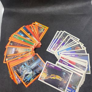 Deux jeux de cartes à collectionner Upper Deck. Cartes Basketball et Space Jam.